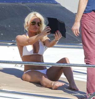 Danielle Armstrong feet photo 10