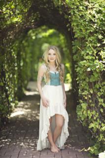 Danielle Bradbery feet photo 1