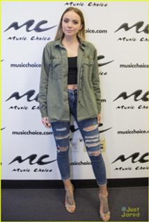 Danielle Bradbery feet photo 9