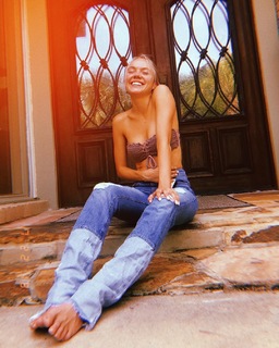 Danielle Bradbery feet photo 15