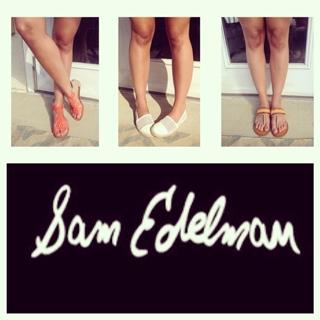 Danielle Campbell feet photo thumbnail