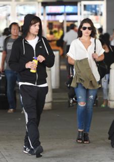 Danielle Campbell feet photo thumbnail