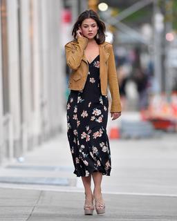 Danielle Campbell feet photo thumbnail