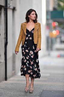 Danielle Campbell feet photo thumbnail