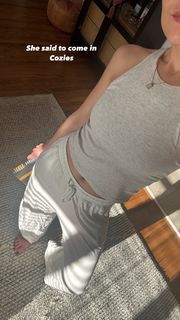 Danielle Campbell feet photo thumbnail