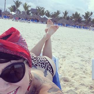 Danielle Colby feet photo thumbnail