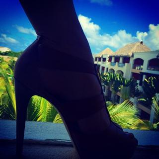 Danielle Colby feet photo thumbnail