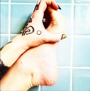 Danielle Colby feet photo thumbnail