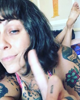 Danielle Colby feet photo thumbnail