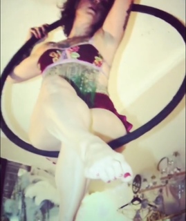 Danielle Colby feet photo thumbnail