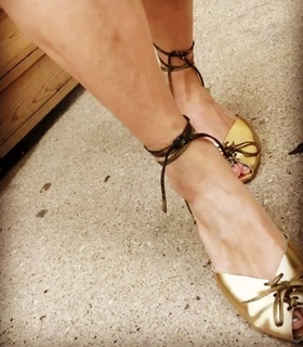 Danielle Colby feet photo thumbnail