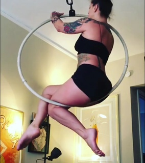 Danielle Colby feet photo thumbnail
