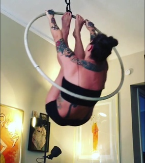 Danielle Colby feet photo thumbnail