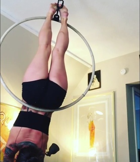Danielle Colby feet photo thumbnail