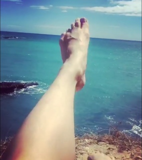 Danielle Colby feet photo thumbnail