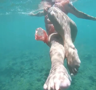 Danielle Colby feet photo thumbnail