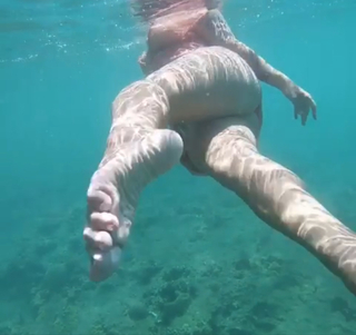 Danielle Colby feet photo thumbnail