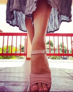 Danielle Colby feet photo thumbnail