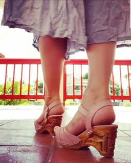 Danielle Colby feet photo thumbnail