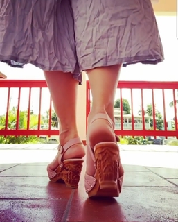 Danielle Colby feet photo thumbnail