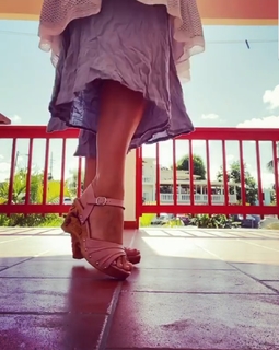 Danielle Colby feet photo thumbnail