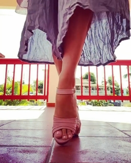 Danielle Colby feet photo thumbnail