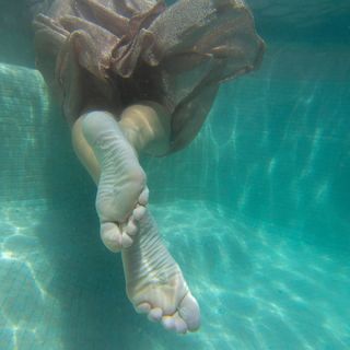 Danielle Colby feet photo thumbnail