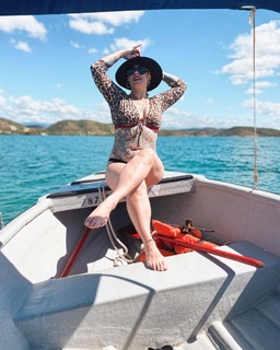 Danielle Colby feet photo thumbnail