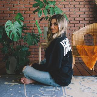 Danielle Fishel feet photo thumbnail