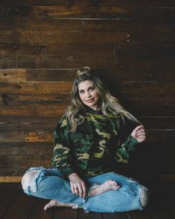 Danielle Fishel feet photo thumbnail