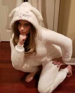 Danielle Fishel feet photo thumbnail