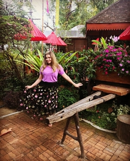 Danielle Fishel feet photo thumbnail