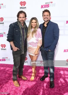 Danielle Fishel feet photo thumbnail