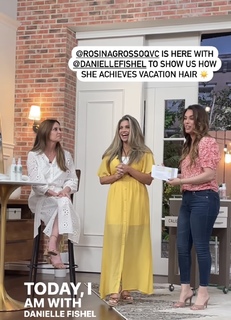 Danielle Fishel feet photo thumbnail