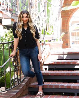 Danielle Fishel feet photo thumbnail