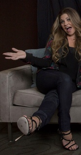 Danielle Fishel feet photo thumbnail