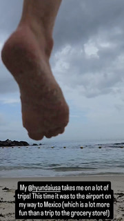 Danielle Fishel feet photo thumbnail