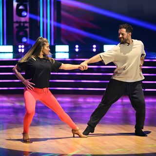 Danielle Fishel feet photo thumbnail