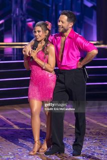 Danielle Fishel feet photo thumbnail