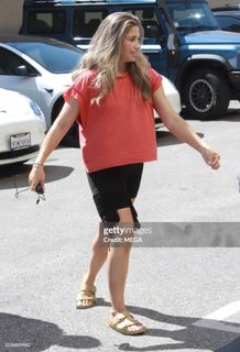 Danielle Fishel feet photo thumbnail
