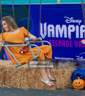 Danielle Fishel feet photo thumbnail