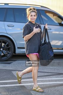 Danielle Fishel feet photo thumbnail