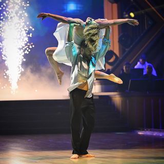 Danielle Fishel feet photo thumbnail