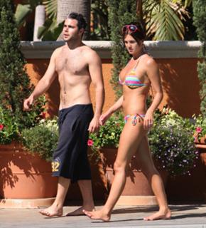 Danielle Lloyd feet photo thumbnail