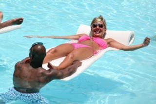 Danielle Lloyd feet photo thumbnail