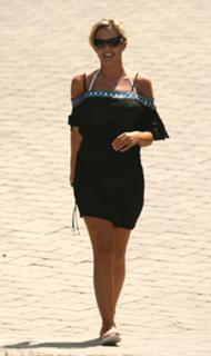 Danielle Lloyd feet photo thumbnail