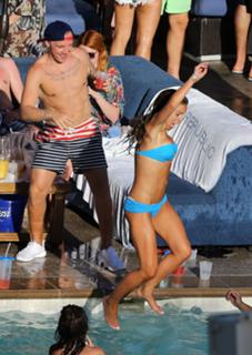 Danielle Lloyd feet photo thumbnail