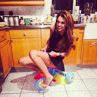 Danielle Lloyd feet photo thumbnail