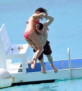 Danielle Lloyd feet photo thumbnail