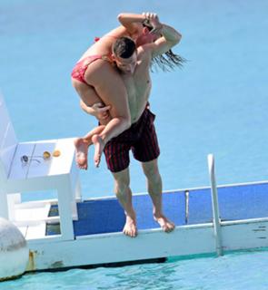 Danielle Lloyd feet photo thumbnail